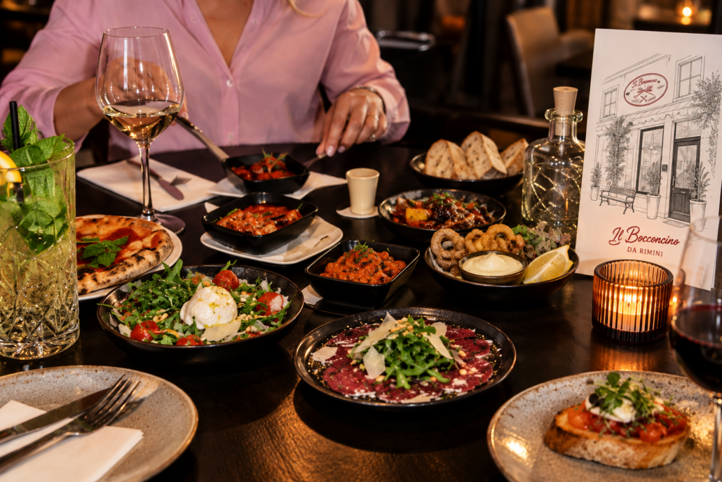 Tafel met Italiaanse en mediterrane shared dining gerechtjes bij Il Bocconcino in Weesp
